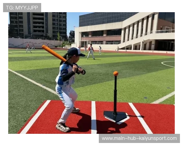 垒球队练习跑垒战术，整体推进速度明显加快